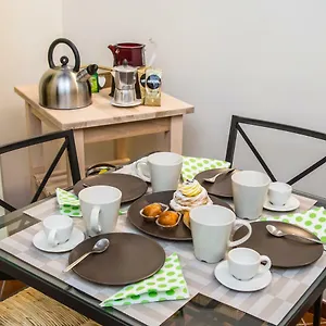 https://domus-donnaregina-apartments-naples.hotels-amalfi.com